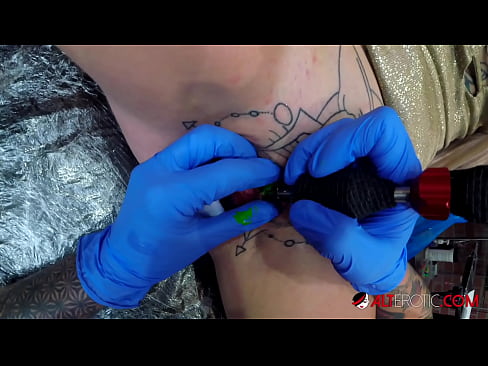❤️ Sully Savage, hottie estremamente tatuata, hà fattu un tatuatu nantu à u clitoris ❤ Video anale à co.friendmap.top ❌